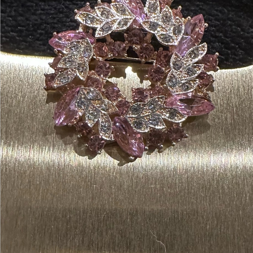 🎉🎁🎉🎉 Elegant Pink and Gold Brooch